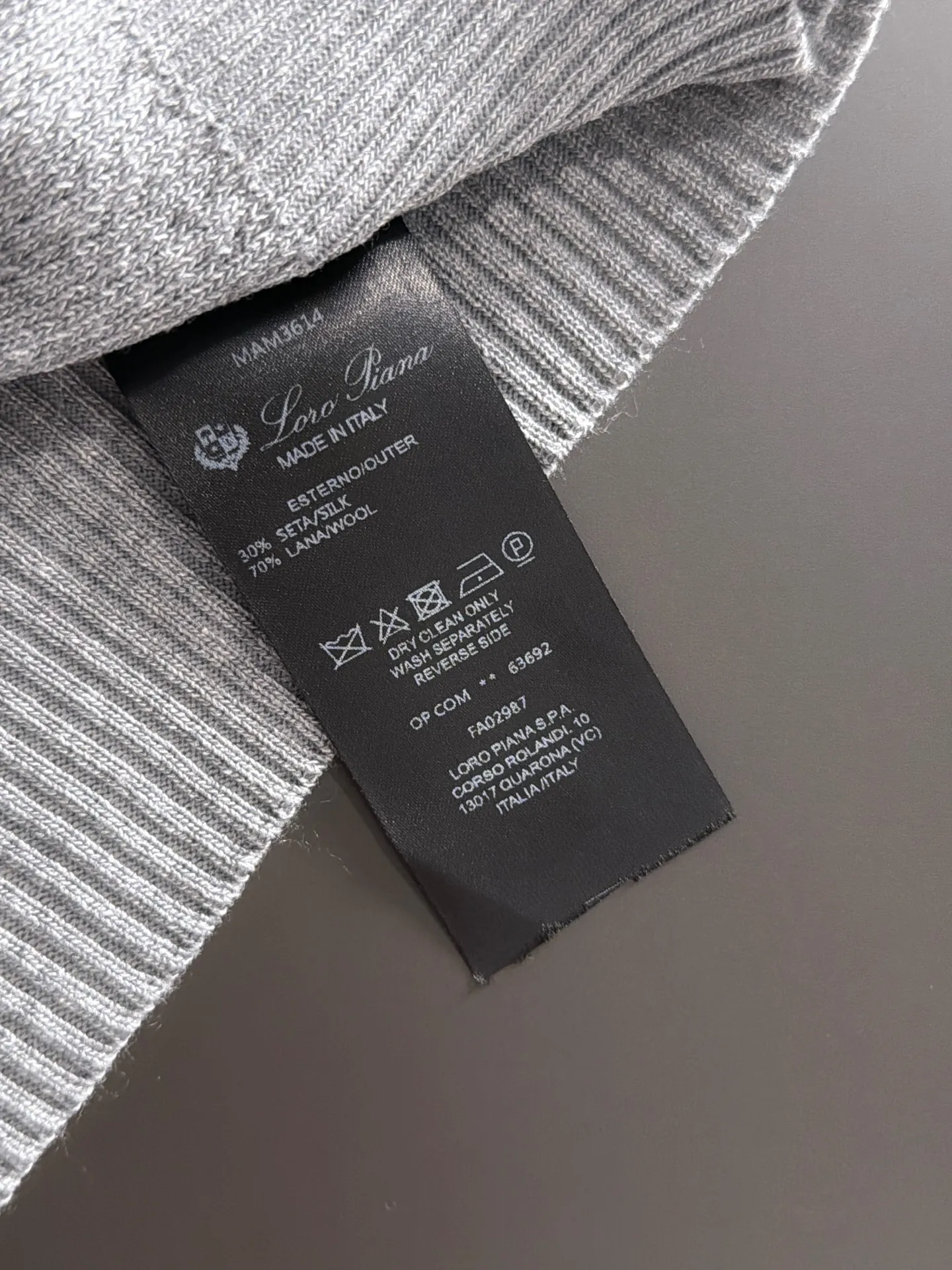 Next day shipment LP high quality Loro Piana 26ss New Arrival men's short-sleeved T-shirt Made of combed cotton yarn knitted cotton fabric, no pressure when entering and exiting the counter Exclusive control of raw materials It feels substantial when weighed, and the upper body is more textured than ordinary T-shirts. This texture can cope with the weather easily and is suitable for both hot and cold! Loose fit design, looks noble. The only correct version is available Size: M to XXXL